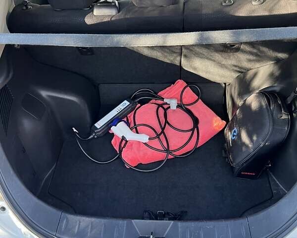 Белый Ниссан Лиф, объемом двигателя 0 л и пробегом 98 тыс. км за 6200 $, фото 7 на Automoto.ua