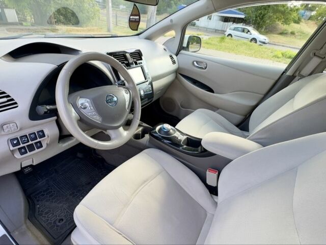 Белый Ниссан Лиф, объемом двигателя 0 л и пробегом 121 тыс. км за 6800 $, фото 1 на Automoto.ua