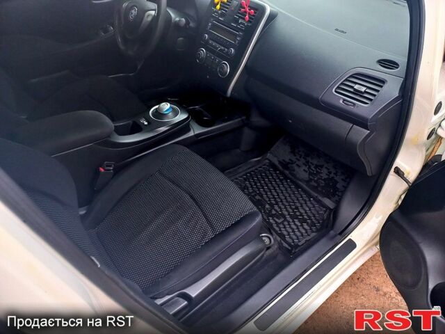 Белый Ниссан Лиф, объемом двигателя 0 л и пробегом 213 тыс. км за 5500 $, фото 9 на Automoto.ua