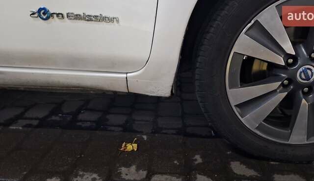 Білий Ніссан Ліф, об'ємом двигуна 0 л та пробігом 217 тис. км за 10500 $, фото 14 на Automoto.ua