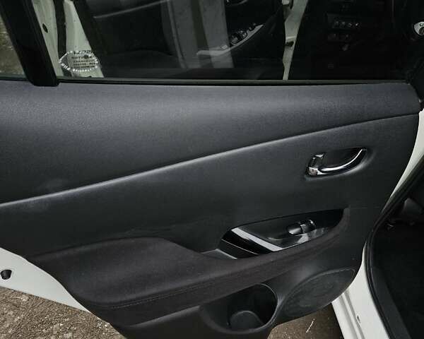 Белый Ниссан Лиф, объемом двигателя 0 л и пробегом 126 тыс. км за 7200 $, фото 11 на Automoto.ua