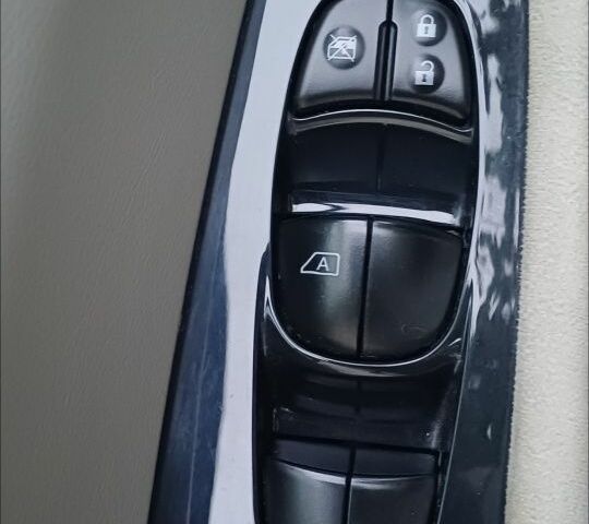 Белый Ниссан Лиф, объемом двигателя 0 л и пробегом 125 тыс. км за 5900 $, фото 9 на Automoto.ua