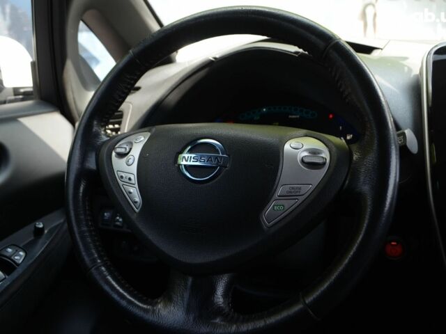 Белый Ниссан Лиф, объемом двигателя 0 л и пробегом 190 тыс. км за 5999 $, фото 10 на Automoto.ua