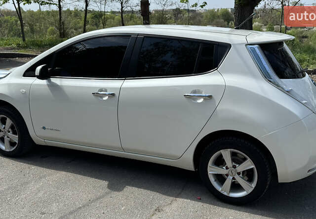 Білий Ніссан Ліф, об'ємом двигуна 0 л та пробігом 187 тис. км за 6300 $, фото 9 на Automoto.ua