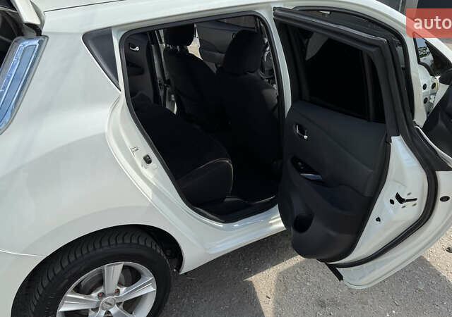 Білий Ніссан Ліф, об'ємом двигуна 0 л та пробігом 187 тис. км за 6300 $, фото 21 на Automoto.ua