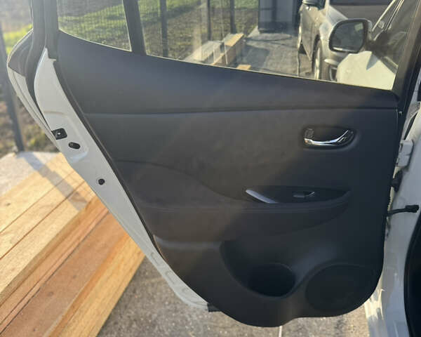 Белый Ниссан Лиф, объемом двигателя 0 л и пробегом 49 тыс. км за 7500 $, фото 13 на Automoto.ua