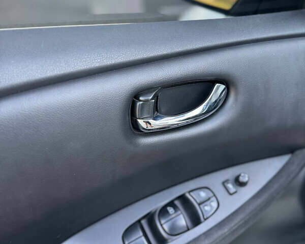 Белый Ниссан Лиф, объемом двигателя 0 л и пробегом 240 тыс. км за 5500 $, фото 8 на Automoto.ua