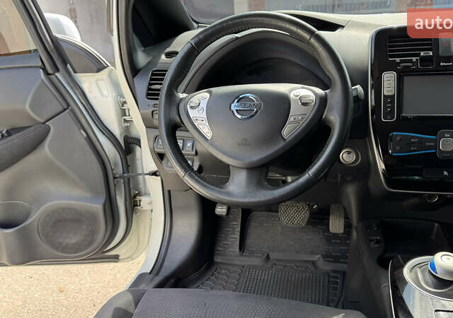 Білий Ніссан Ліф, об'ємом двигуна 0 л та пробігом 187 тис. км за 6300 $, фото 16 на Automoto.ua