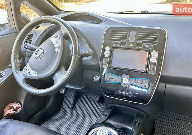 Білий Ніссан Ліф, об'ємом двигуна 0 л та пробігом 150 тис. км за 6800 $, фото 3 на Automoto.ua