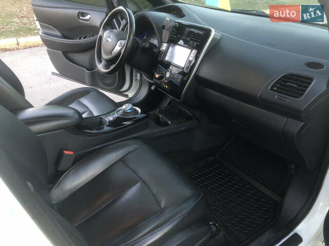 Белый Ниссан Лиф, объемом двигателя 0 л и пробегом 170 тыс. км за 8500 $, фото 17 на Automoto.ua