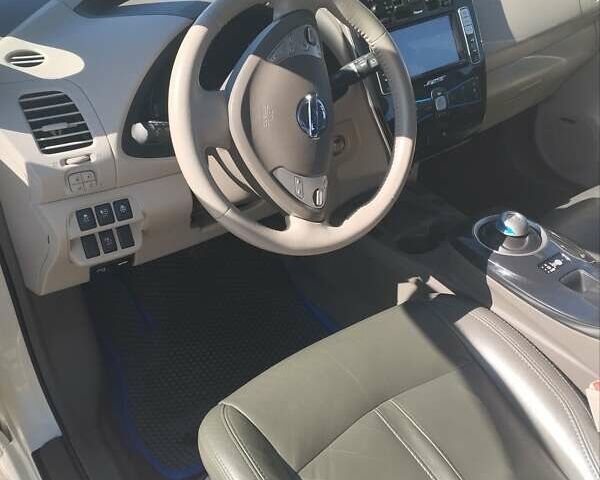 Белый Ниссан Лиф, объемом двигателя 0 л и пробегом 88 тыс. км за 7500 $, фото 6 на Automoto.ua