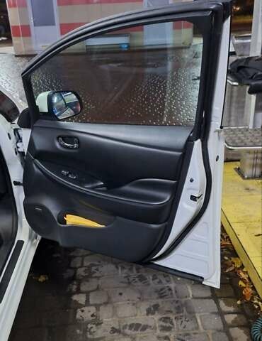 Білий Ніссан Ліф, об'ємом двигуна 0 л та пробігом 217 тис. км за 10500 $, фото 35 на Automoto.ua