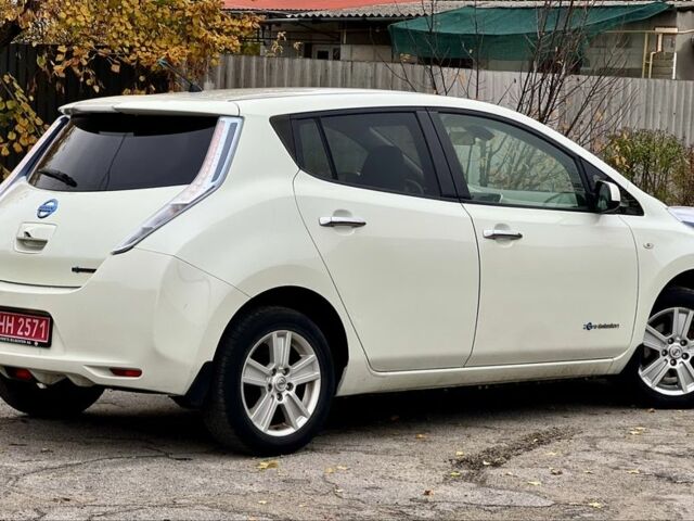 Белый Ниссан Лиф, объемом двигателя 0 л и пробегом 140 тыс. км за 4950 $, фото 10 на Automoto.ua