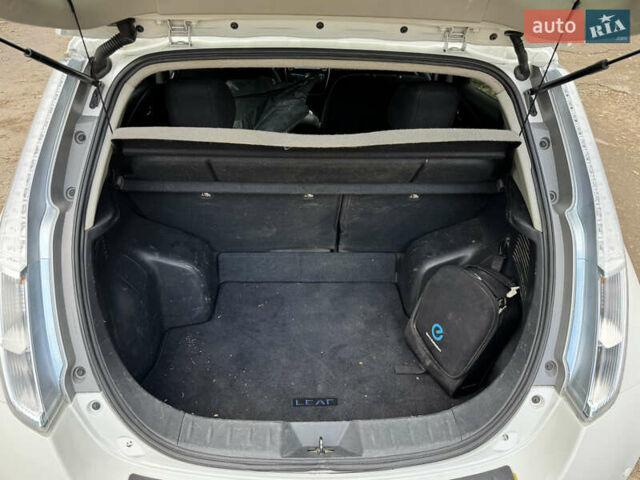 Белый Ниссан Лиф, объемом двигателя 0 л и пробегом 143 тыс. км за 5700 $, фото 18 на Automoto.ua