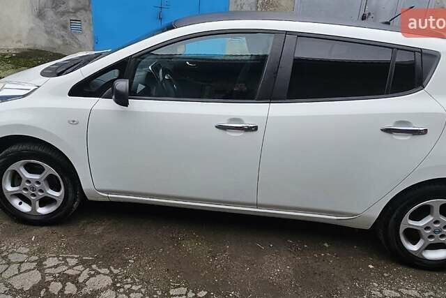 Белый Ниссан Лиф, объемом двигателя 0 л и пробегом 126 тыс. км за 7200 $, фото 4 на Automoto.ua