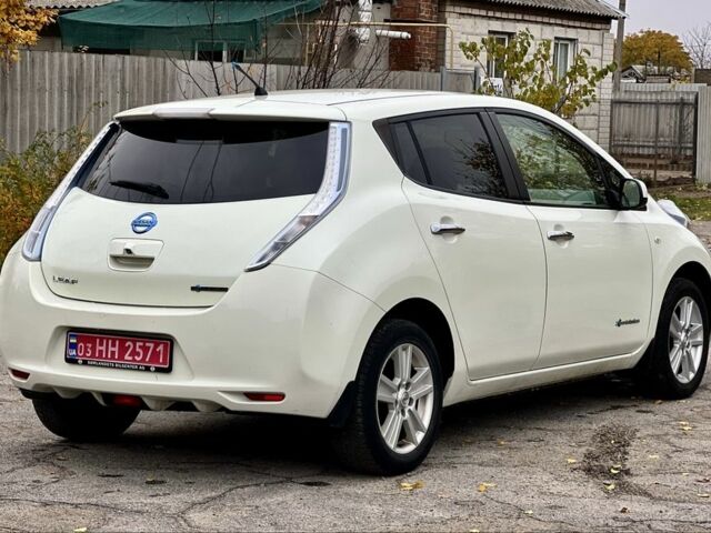 Белый Ниссан Лиф, объемом двигателя 0 л и пробегом 140 тыс. км за 4950 $, фото 15 на Automoto.ua