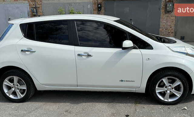 Білий Ніссан Ліф, об'ємом двигуна 0 л та пробігом 187 тис. км за 6300 $, фото 5 на Automoto.ua