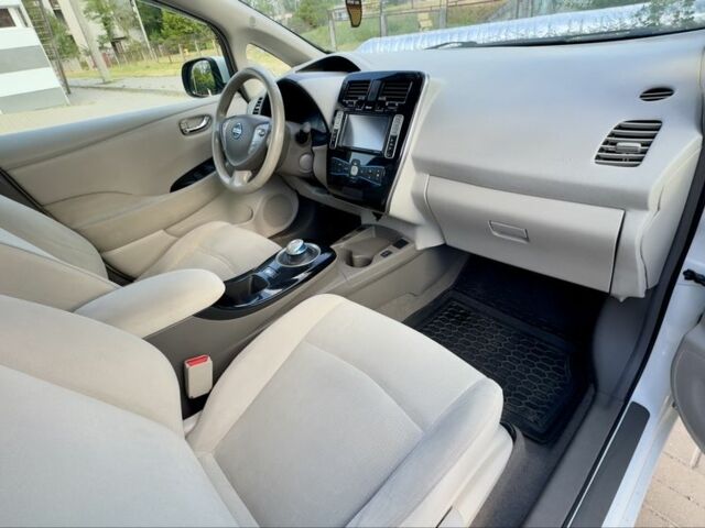 Белый Ниссан Лиф, объемом двигателя 0 л и пробегом 121 тыс. км за 6800 $, фото 4 на Automoto.ua