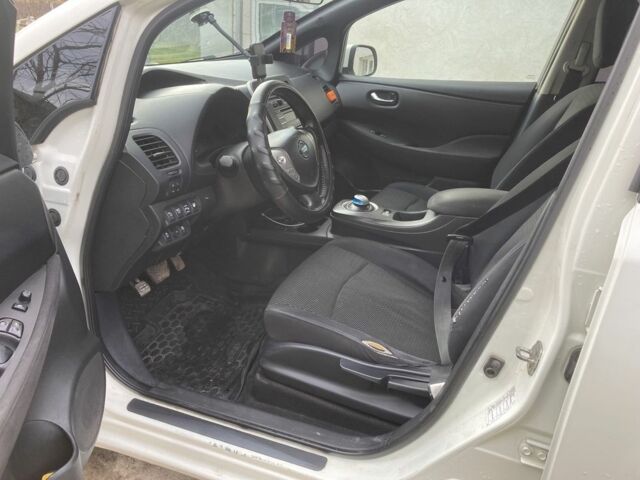 Белый Ниссан Лиф, объемом двигателя 0 л и пробегом 204 тыс. км за 5500 $, фото 5 на Automoto.ua