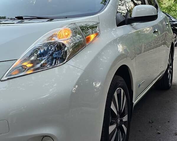 Белый Ниссан Лиф, объемом двигателя 0 л и пробегом 88 тыс. км за 7900 $, фото 19 на Automoto.ua