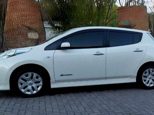 Белый Ниссан Лиф, объемом двигателя 0 л и пробегом 90 тыс. км за 6999 $, фото 4 на Automoto.ua