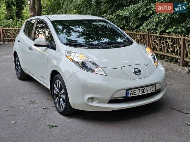 Белый Ниссан Лиф, объемом двигателя 0 л и пробегом 88 тыс. км за 7900 $, фото 20 на Automoto.ua