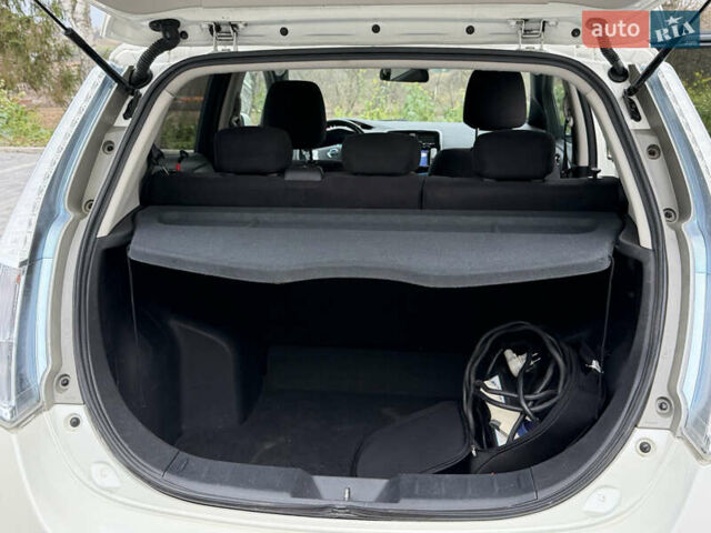 Білий Ніссан Ліф, об'ємом двигуна 0 л та пробігом 122 тис. км за 6200 $, фото 20 на Automoto.ua