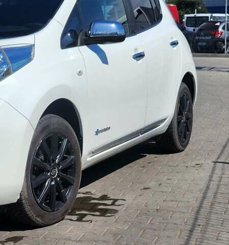 Белый Ниссан Лиф, объемом двигателя 0 л и пробегом 137 тыс. км за 6500 $, фото 13 на Automoto.ua