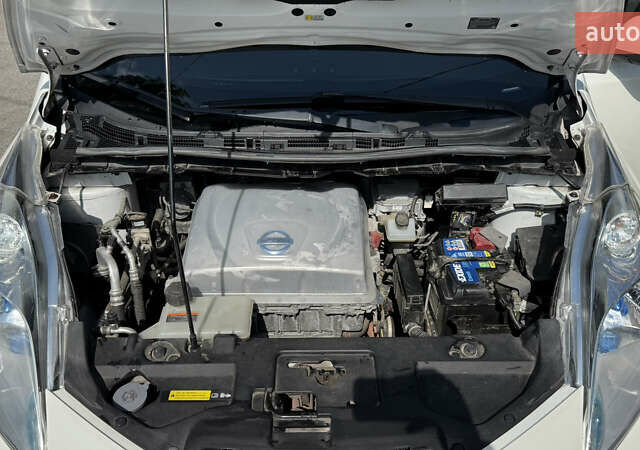 Білий Ніссан Ліф, об'ємом двигуна 0 л та пробігом 187 тис. км за 6300 $, фото 30 на Automoto.ua