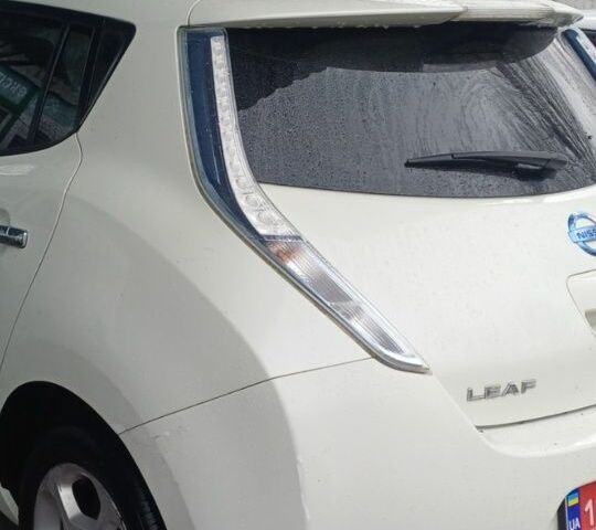 Белый Ниссан Лиф, объемом двигателя 0 л и пробегом 125 тыс. км за 5900 $, фото 13 на Automoto.ua