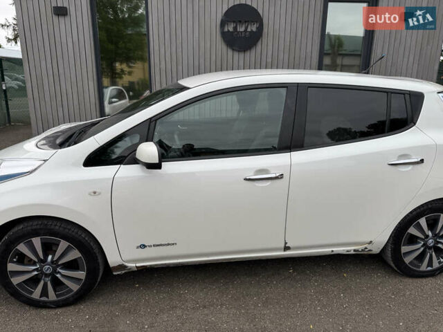 Белый Ниссан Лиф, объемом двигателя 0 л и пробегом 283 тыс. км за 5200 $, фото 3 на Automoto.ua