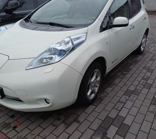 Белый Ниссан Лиф, объемом двигателя 0 л и пробегом 125 тыс. км за 5900 $, фото 4 на Automoto.ua