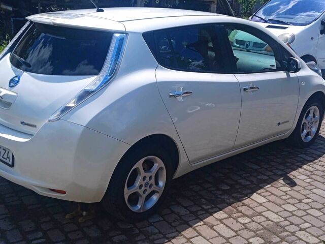 Белый Ниссан Лиф, объемом двигателя 0 л и пробегом 110 тыс. км за 6600 $, фото 6 на Automoto.ua