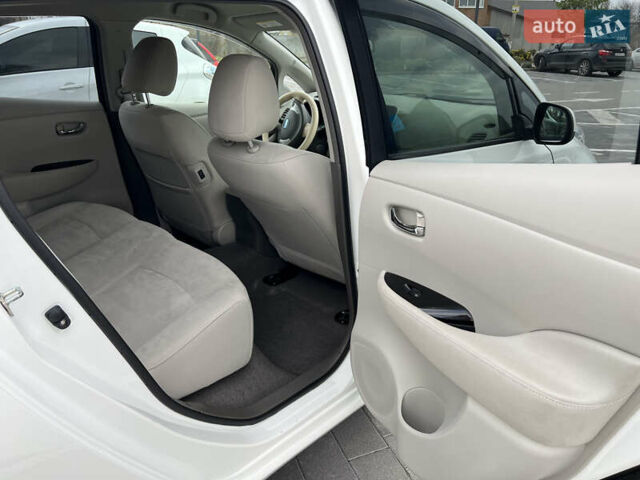 Белый Ниссан Лиф, объемом двигателя 0 л и пробегом 115 тыс. км за 4800 $, фото 7 на Automoto.ua