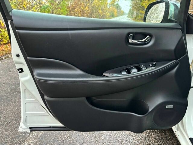 Белый Ниссан Лиф, объемом двигателя 0 л и пробегом 106 тыс. км за 8800 $, фото 10 на Automoto.ua