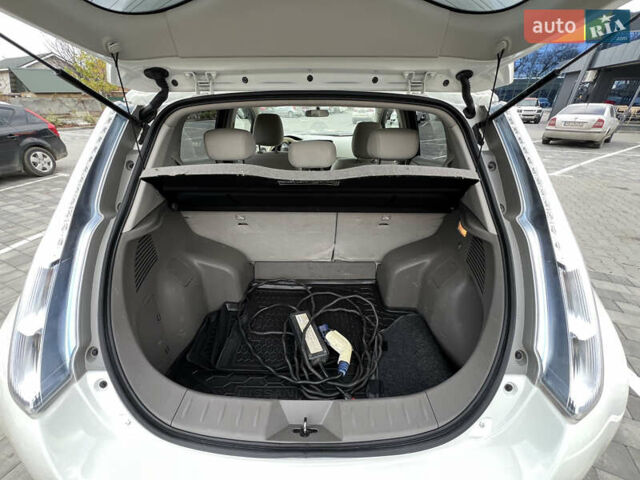 Белый Ниссан Лиф, объемом двигателя 0 л и пробегом 115 тыс. км за 4800 $, фото 10 на Automoto.ua