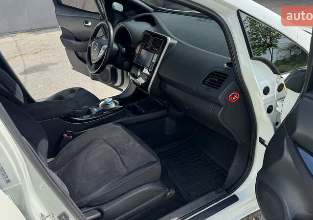 Білий Ніссан Ліф, об'ємом двигуна 0 л та пробігом 187 тис. км за 6300 $, фото 26 на Automoto.ua