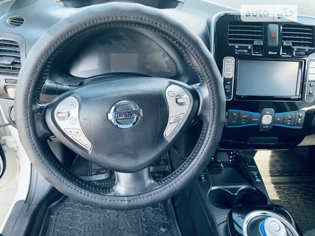 Белый Ниссан Лиф, объемом двигателя 0 л и пробегом 123 тыс. км за 9150 $, фото 26 на Automoto.ua