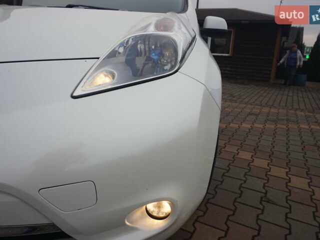 Білий Ніссан Ліф, об'ємом двигуна 0 л та пробігом 138 тис. км за 5888 $, фото 22 на Automoto.ua