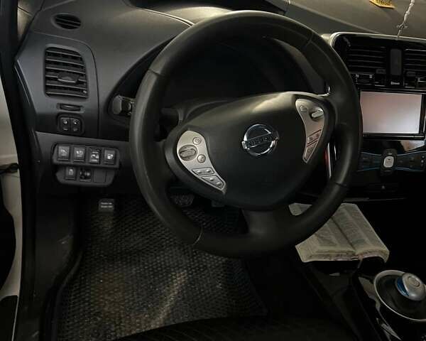 Белый Ниссан Лиф, объемом двигателя 0 л и пробегом 164 тыс. км за 6000 $, фото 5 на Automoto.ua