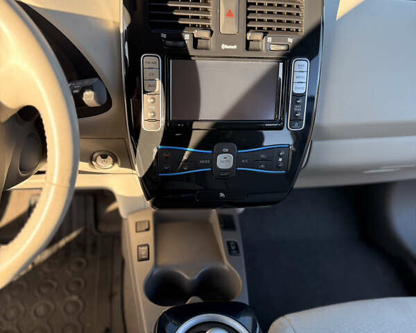 Белый Ниссан Лиф, объемом двигателя 0 л и пробегом 123 тыс. км за 5600 $, фото 10 на Automoto.ua