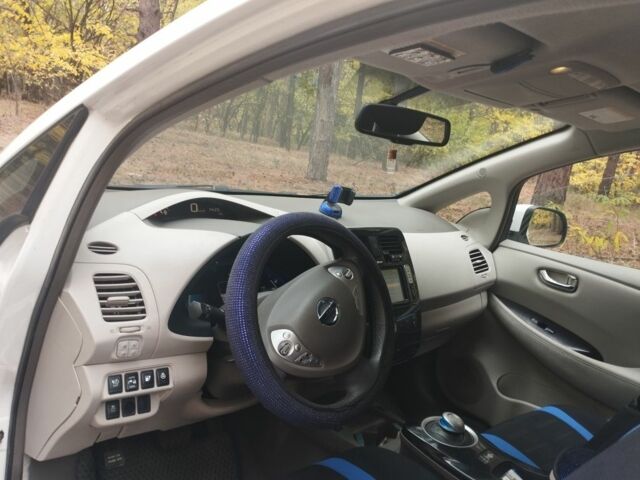 Белый Ниссан Лиф, объемом двигателя 0 л и пробегом 214 тыс. км за 7000 $, фото 5 на Automoto.ua