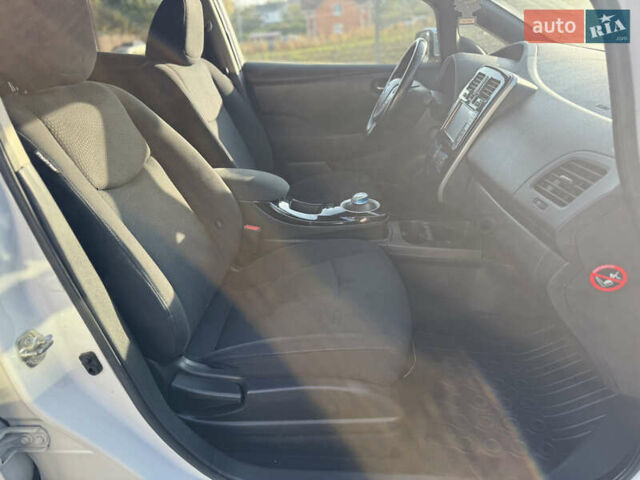 Белый Ниссан Лиф, объемом двигателя 0 л и пробегом 49 тыс. км за 7500 $, фото 17 на Automoto.ua