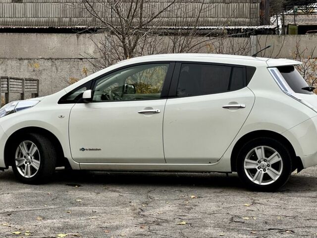 Белый Ниссан Лиф, объемом двигателя 0 л и пробегом 140 тыс. км за 4950 $, фото 13 на Automoto.ua