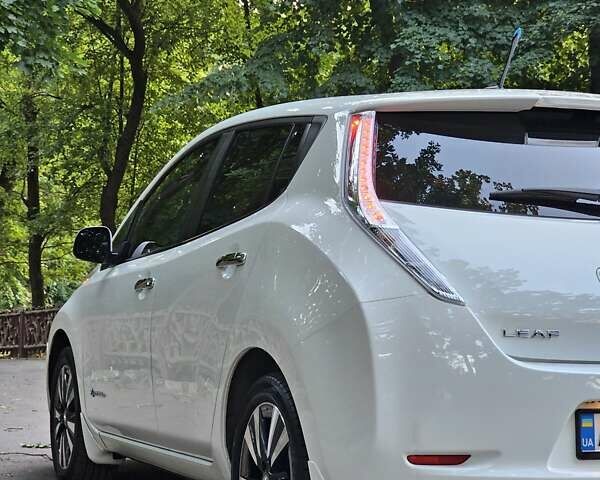 Белый Ниссан Лиф, объемом двигателя 0 л и пробегом 88 тыс. км за 7900 $, фото 26 на Automoto.ua