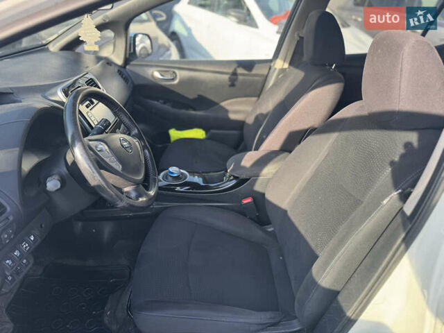 Белый Ниссан Лиф, объемом двигателя 0 л и пробегом 49 тыс. км за 7500 $, фото 5 на Automoto.ua