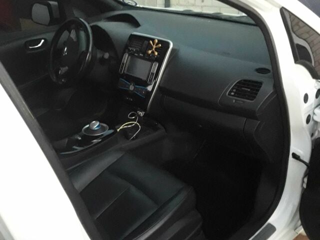 Белый Ниссан Лиф, объемом двигателя 0 л и пробегом 116 тыс. км за 5000 $, фото 6 на Automoto.ua