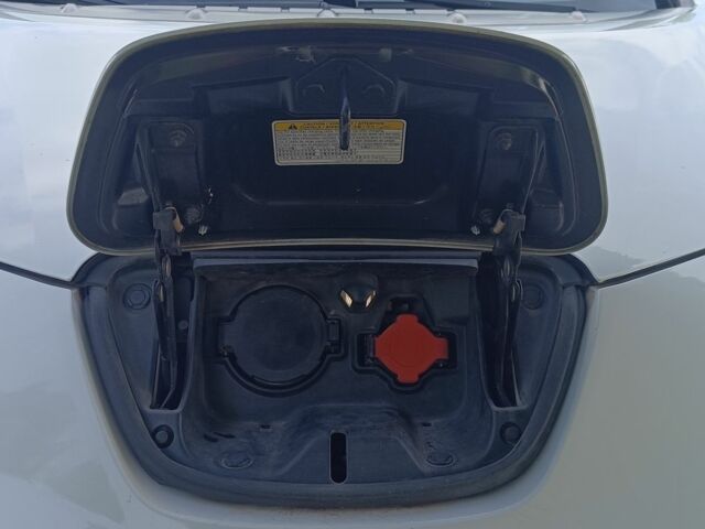 Белый Ниссан Лиф, объемом двигателя 0 л и пробегом 126 тыс. км за 5000 $, фото 10 на Automoto.ua