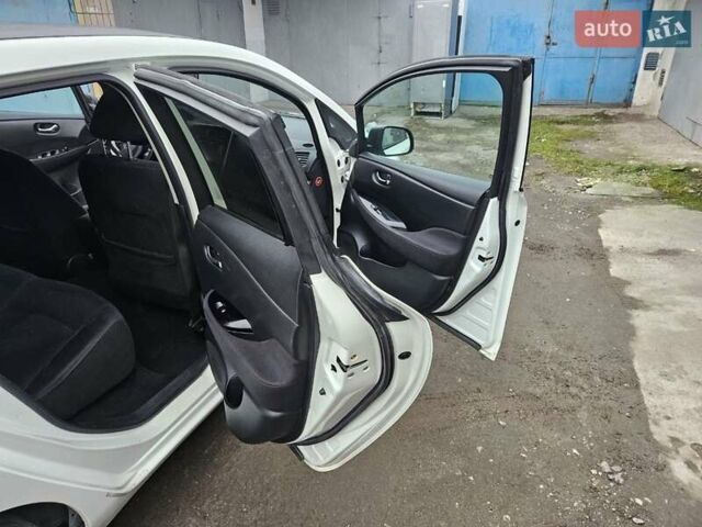 Белый Ниссан Лиф, объемом двигателя 0 л и пробегом 126 тыс. км за 7200 $, фото 10 на Automoto.ua