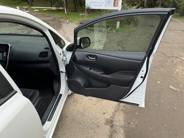 Белый Ниссан Лиф, объемом двигателя 0 л и пробегом 143 тыс. км за 5700 $, фото 17 на Automoto.ua